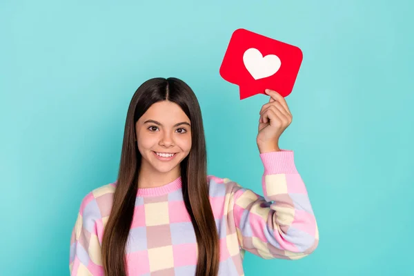 Foto de menina muito sonhadora usar suéter rosa crescente notificação do coração isolado cor turquesa fundo — Fotografia de Stock