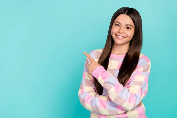 Foto de chica bonita encantadora usar suéter rosa apuntando espacio vacío aislado color turquesa fondo —  Fotos de Stock