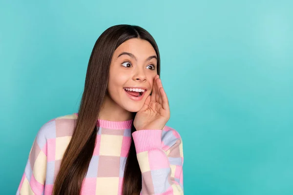 Profiel zijkant foto van jong meisje armen in de buurt van mond schreeuwen adverteren kijken lege ruimte geïsoleerd over turquoise kleur achtergrond — Stockfoto