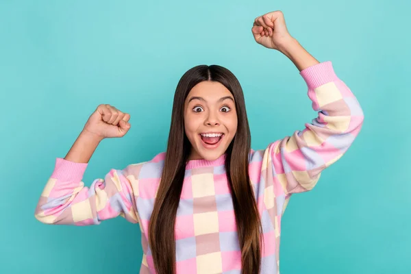 Foto van jong opgewonden meisje vuisten handen hooray fan succes triomf geïsoleerd over turquoise kleur achtergrond — Stockfoto
