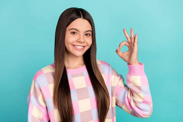 Foto van jong mooi meisje tonen vinger okey symbool aan te bevelen beslissing groot geïsoleerd over teal kleur achtergrond — Stockfoto
