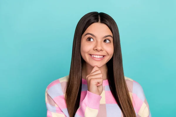 Foto de la juventud alegre dama mano tacto barbilla inteligente pensar mirada espacio vacío mentalidad aislado sobre fondo de color verde azulado — Foto de Stock