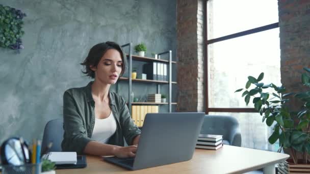 Wanita profesional sit table gunakan netbook persiapkan laporan di workstation — Stok Video