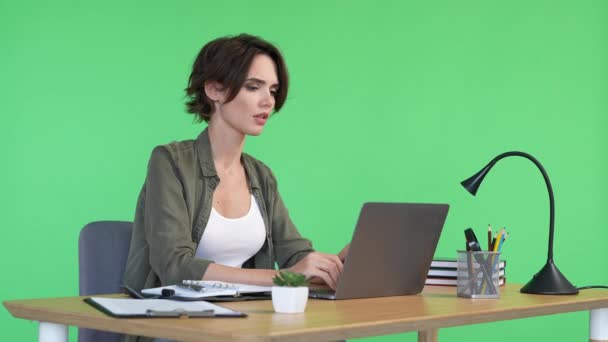 Masada oturan bayan, netbook, rüya gibi tatil, izole edilmiş yeşil renk arkaplanı kullanın. — Stok video