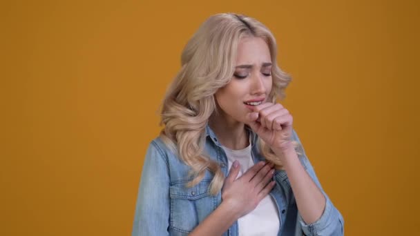 Lady kašel pocit špatné chřipky izolované zářivé barevné pozadí — Stock video