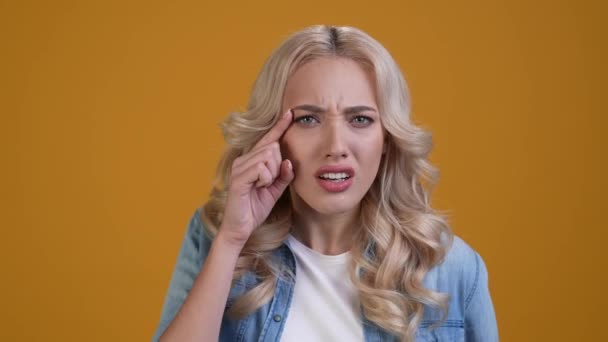 Frustrated lady cant see need lens isolated vibrant color background — Video Stock