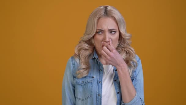 Frustrated dame niet graag adem lege ruimte geïsoleerde glans kleur achtergrond — Stockvideo