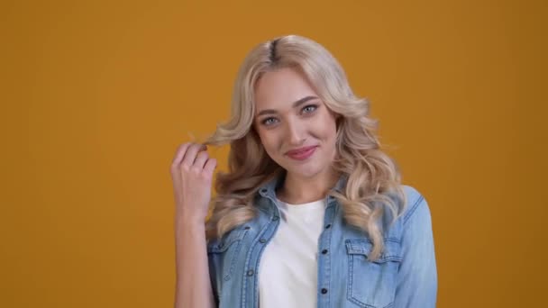 Stilvolle Dame senden Luftkuss Farbe Hand Herz isoliert lebendige Farbe Hintergrund — Stockvideo