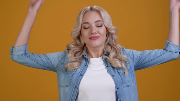 Positieve dame handen hoofd genieten geïsoleerde heldere kleur achtergrond — Stockvideo
