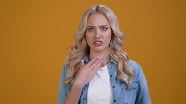 Lady haben Gastritis Problem Erbrechen isoliert lebendige Farbe Hintergrund — Stockvideo
