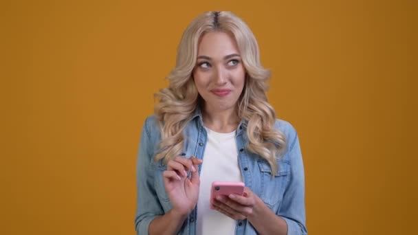 女性のインフルエンサーは、アプリのデバイスを使用してチャット孤立した鮮やかな色の背景 — ストック動画