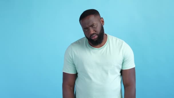 Chlápek cítí špatně přepracované izolované modré barvy pozadí — Stock video