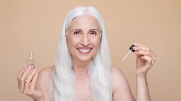 Pensioner retired lady use cleansing vitamins isolated pastel color background — Vídeo de stock