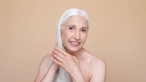 Pensionista retirado dama toque gris corte de pelo aislado pastel color fondo — Vídeo de stock