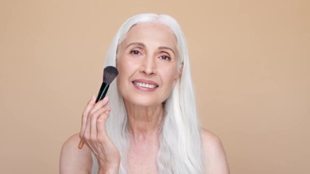 Pensioner lady use blush prepare event isolated pastel color background — Vídeo de stock