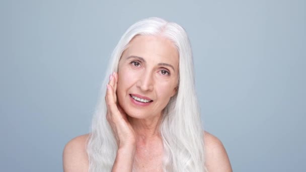 Retired lady touch fingers cheek gel isolated pastel color background — Wideo stockowe