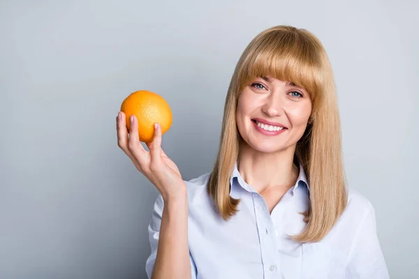 Фото Позитивної Представниці Дами Насолоджуються Медичною Допомогою Їдять Апельсин Стиглий — стокове фото