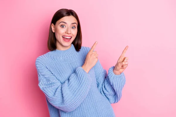 Retrato Atraente Bonito Menina Alegre Feminino Demonstrando Anúncio Espaço Cópia — Fotografia de Stock