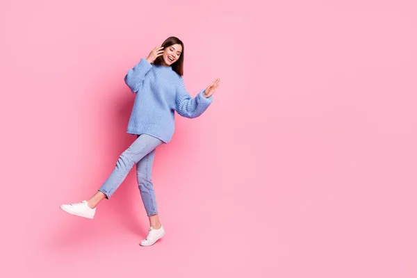 Tamanho Corpo Comprimento Total Vista Atraente Alegre Menina Cabelos Castanhos — Fotografia de Stock