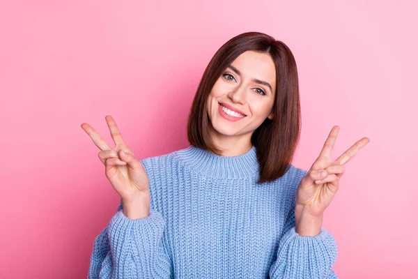 Çekici Kız Portresi Kahverengi Saçlı Çift Işaretli Dinlenme Gösteren Pembe — Stok fotoğraf