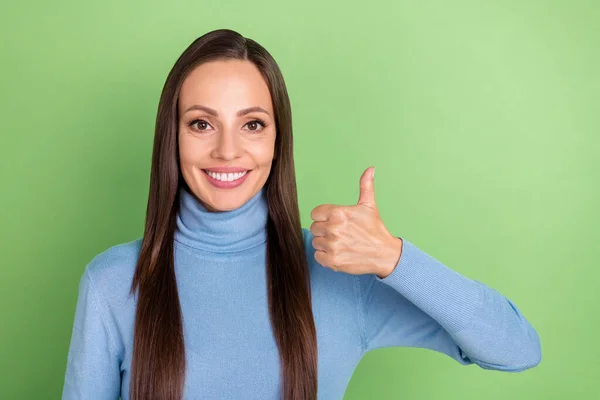 Photo of cheerful lady raise thumb up approve tips solution wear blue turtleneck isolated green color background — Foto Stock