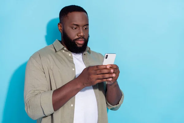 Foto de joven africano hombre chat tipo teléfono celular comentario compartir botón rápido conexión 4g aislado sobre fondo de color azul — Foto de Stock