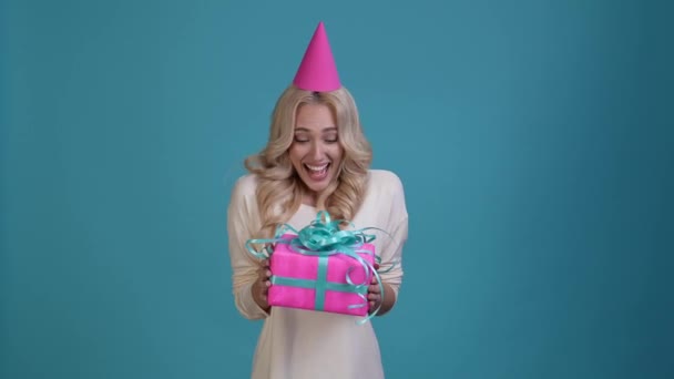 Señora obtener paquete de compras venta cumpleaños aislado color azul fondo — Vídeo de stock