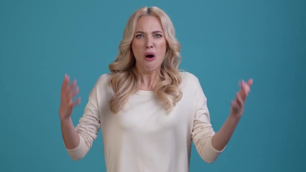 Lady show prostřední prsty ruku neslušný symbol izolované modré barvy pozadí — Stock video