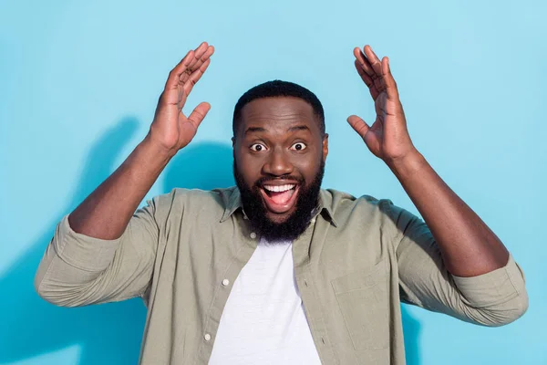 Fotografie mladého afrického vzrušeného muže dobré informace tvář reakce izolované přes modré barvy pozadí — Stock fotografie