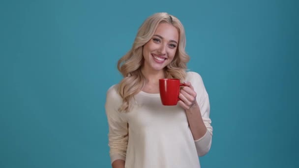 Cute lady enjoy cacao mug beverage thumb up isolated blue color background — Vídeo de Stock