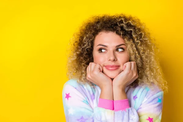 Retrato de atraente mente menina de cabelos ondulados no pajama ponder copiar espaço isolado sobre vibrante cor amarela fundo — Fotografia de Stock