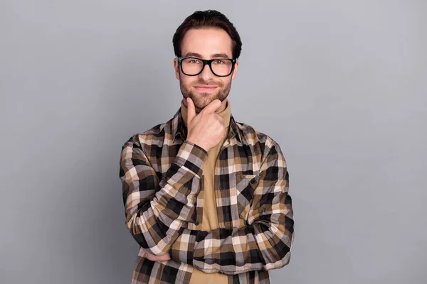 Zdjęcie sprytny inteligentny facet ubrany w kratę koszula okulary podbródek ramiona uśmiechając się odizolowany szary kolor tła — Zdjęcie stockowe