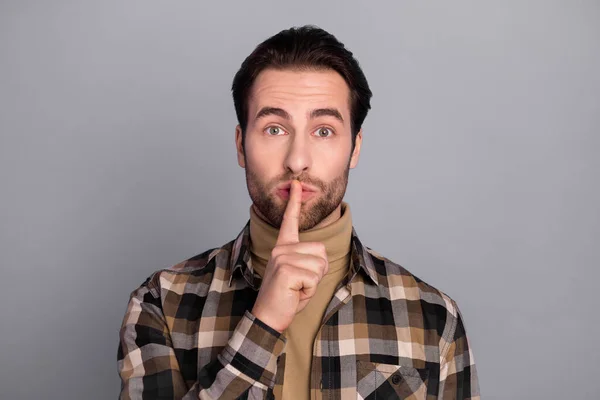 Fénykép komoly fickó öltözött kockás ing ujj ajkak kér tartani a csend elszigetelt szürke színű háttér — Stock Fotó