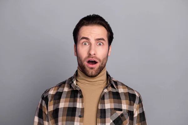 Photo of impressed scared man wear plaid shirt open mouth big eyes isolated grey color background — Fotografia de Stock