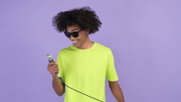 Millennial τύπος διασημότητα τραγουδούν μικρόφωνο στάδιο απομονωμένο ζωντανό φόντο χρώμα — Αρχείο Βίντεο