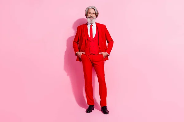 Çekici Emekli Bir Adamın Fotoğrafı Kırmızı Takım Elbise Giyiyor Yürüyen — Stok fotoğraf