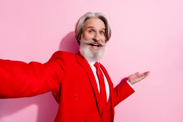 Oldukça Heyecanlı Bir Emekli Adamın Fotoğrafı Kırmızı Takım Elbise Giyip — Stok fotoğraf