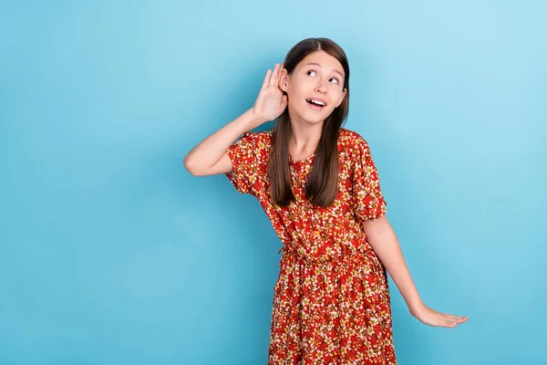 Foto Chica Bonita Joven Mirada Curiosa Espacio Vacío Mano Cerca — Foto de Stock