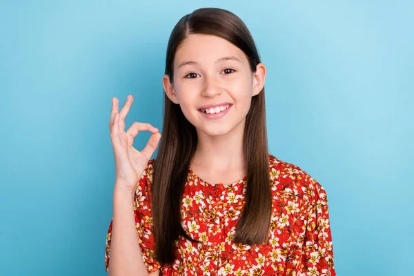 Φωτογραφία Της Νεολαίας Χαρούμενα Υπέροχο Κορίτσι Δείχνουν Δάχτυλα Oky Σύμβολο — Φωτογραφία Αρχείου