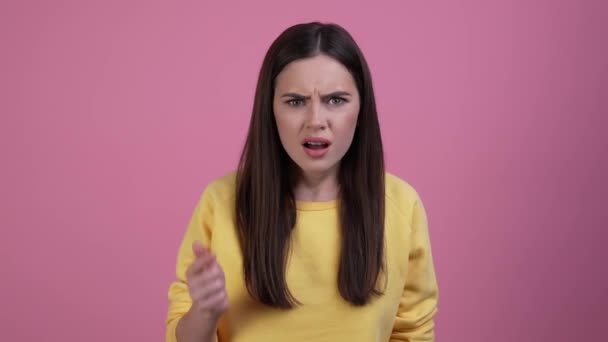 Lady elutasítása döntés ujj homlok elszigetelt pasztell szín háttér — Stock videók