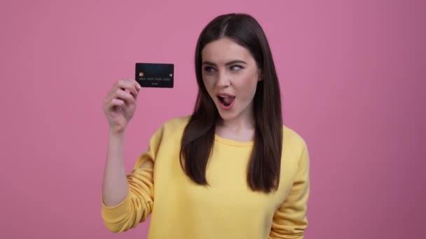 Lady regocijarse tarjeta de crédito danza puño arriba aislado pastel color fondo — Vídeos de Stock