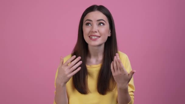 Millennial lady chat blog followers laugh isolated pastel color background — Vídeo de Stock