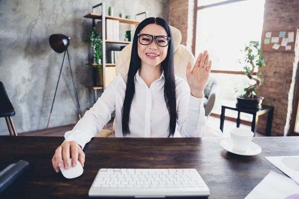 Foto Positivo Attraente Signora Seduta Sedia Mano Palmo Agitando Video — Foto Stock