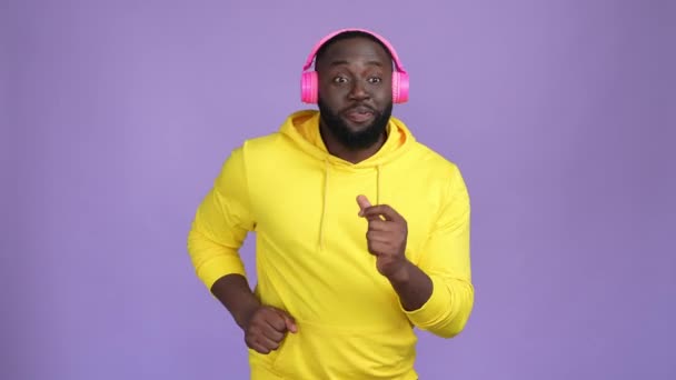 Millennial guy listen hip headset dance move isolated shine color background — Vídeo de Stock