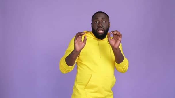 Worried guy nervous scream avoid isolated shine color background — Video