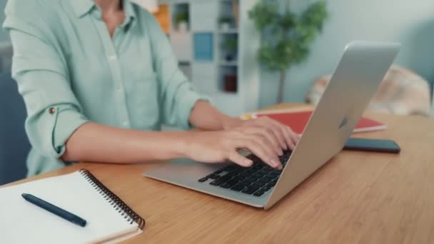 Abogado dama sentarse mesa cliente comunicación gadget resto en el espacio de trabajo — Vídeo de stock