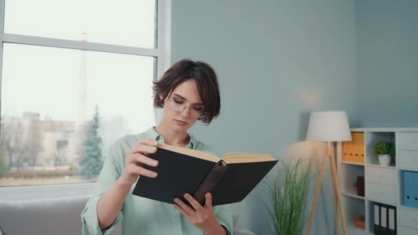 Geek profesora de lectura libro de texto preparar seminario de puesta en marcha en el lugar de trabajo — Vídeos de Stock