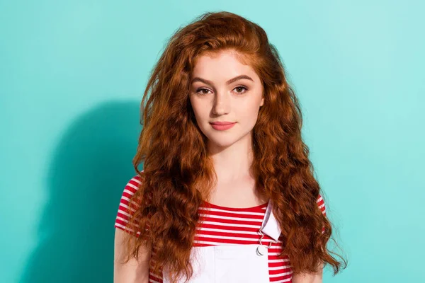 Çekici Kendine Güvenen Kırmızı Saçlı Çizgili Tişört Giyen Bir Kızın — Stok fotoğraf