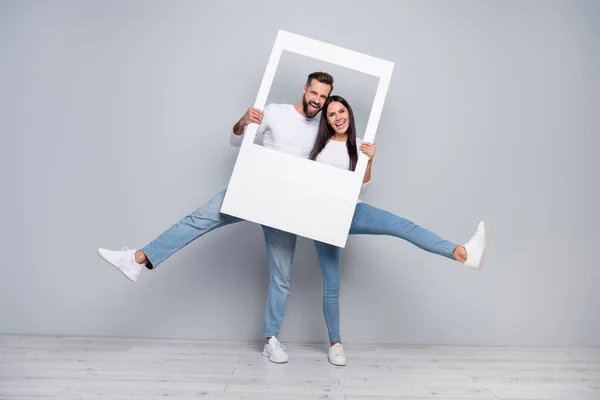 Foto Cuerpo Completo Pareja Milenaria Impresionada Celebrar Ventana Desgaste Camisa — Foto de Stock