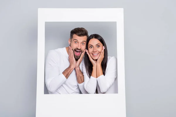 Portret Van Aantrekkelijke Verbijsterd Vrolijk Paar Met Plezier Fotolijst Nieuws — Stockfoto